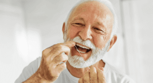 Homem realizando Higienização bucal
