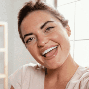 Mulher sorrindo com dentes alinhados