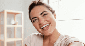 Mulher sorrindo com dentes alinhados