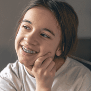 Adolescente com aparelho ortodôntico
