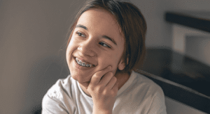 Adolescente com aparelho ortodôntico