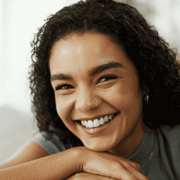 Mulher com Dentes alinhados