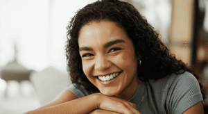 Mulher com Dentes alinhados